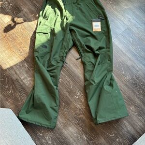 North face Men’s size large vented snow pants.  New with tags.  Retails for $200